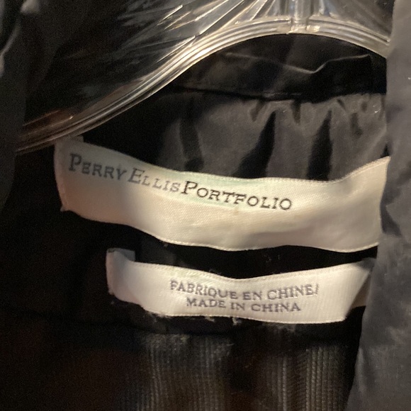 Woman’s Perry ELLIS portfolio rain jacket - Picture 3 of 4